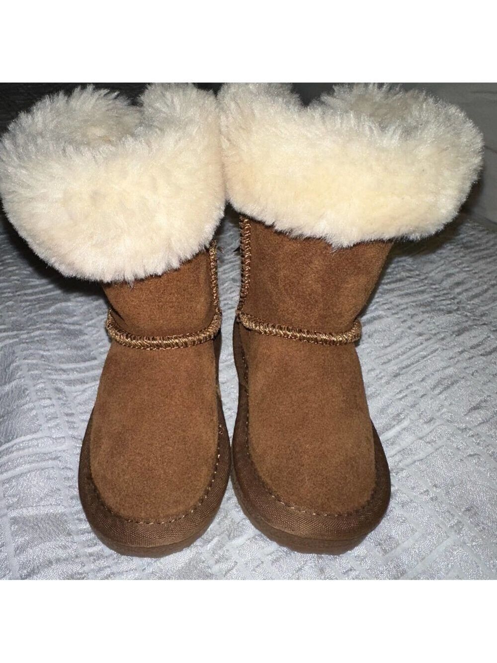 NWOT Child Size 7 Lamo Apres Bow Boot